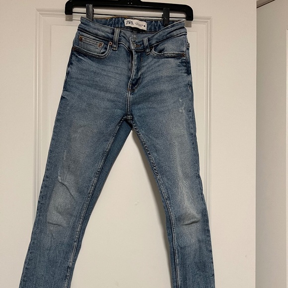 Zara mid-rise medium wash jeans - Picture 1 of 2